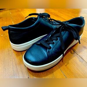 Black leather, satin finish, Vionic women’s “everyday” orthopedic sneaker sz 7.5